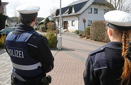 שוטרים מחוץ לביתו של הטייס אנדראס לוביץ, צילום: איי פי