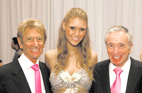 מימין: ג'ולס ואדי טראמפ עם מיס יוניברס 2010 אלקסנדריה מילס