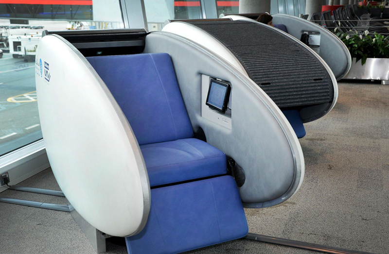 "כסאות שינה" נוחים במיוחד, שדה התעופה באבו דאבי