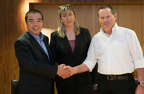 חתימת הסכם תנובה. מימין: מאיר שמיר, זהבית כהן ובן הנג גו יו"ר תנובה החדש