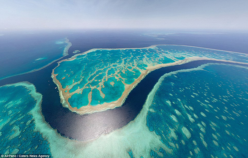 שונית המחסום הגדולה באוסטרליה ( Great Barrier Reef) בגוון בוהק של טורקיז, צילום: AirPano
