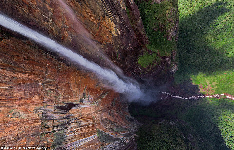 רק תמונה מגובה כזה יכולה להדגים את הגודל העצום של מפלי אנחל בוונצואלה (Angel Falls)