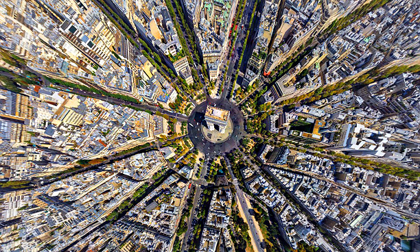 תמונה מבלבלת מעט של שער הניצחון בפריז, המצולם כולו מלמעלה, צילום: AirPano