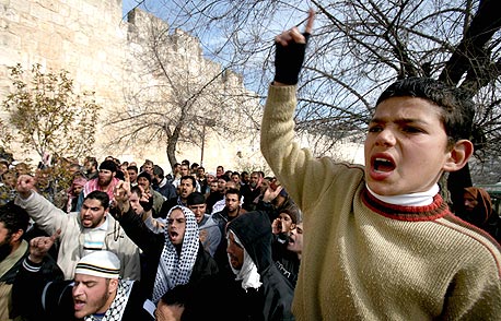 כוננות שיא לקראת הנאומים באו&quot;ם: פלסטינים מתפרעים בקלנדיה; הרוג פלסטיני ליד שכם