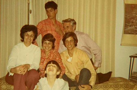 1972. אריק שור (16, יושב מימין) עם  הוריו מיכאל וגבריאלה, אחותו זיוה (21, באמצע), ואחיו מוטי (19, עומד) ויונתן (8) בביתם בתל מונד