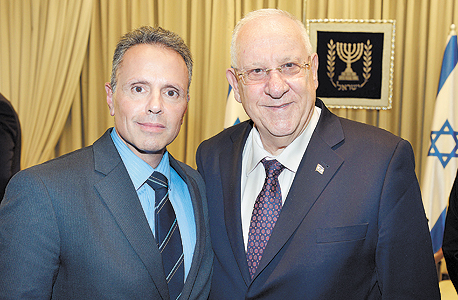 סרוג'י עם הנשיא ראובן ריבלין בפברואר, בעת ביקורו של טים קוק בישראל. לו רק היו לנו עוד חמישה ג'וני סרוג'י, אמר ריבלין וקוק השיב: "אם תמצא אותם תגיד לי"