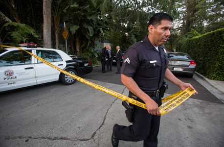 שוטרים ליד ביתו של אנדרו גטי בהוליווד, קליפורניה