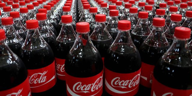 קוקה-קולה לחצה והממשלה נכנעה: לא יוטל פיקדון על בקבוקי משקה גדולים