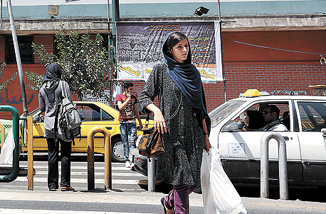רחוב בטהרן. הסנקציות הקשו את חיי האזרחים האיראנים, צילום: אי פי איי
