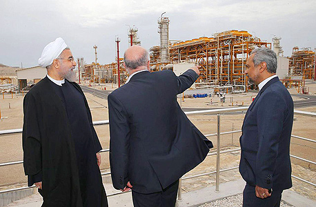 נשיא איראן חסן רוחאני ושר הנפט ביג'אן זנג'נה בשדה גז ונפט באיראן (ארכיון)