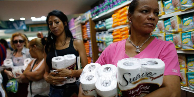 חלוקת נייר טואלט בוונצואלה. 9 מתוך 10 אנשים העידו כי אינם יכולים להשיג מזון בגלל עליית המחירים, צילום: רויטרס