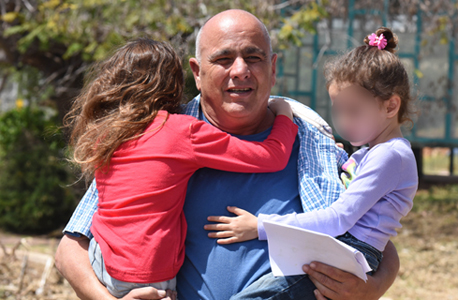 דני דנקנר משתחרר מכלא חרמון מלווה בבנותיו, צילום: אביהו שפירא