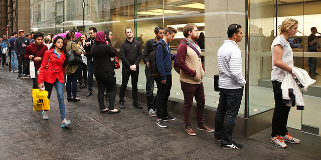 אנשים עומדים בתור לרכוש אפל ווטש באוסטרליה. כמה שווה הזמן שלהם?, צילום: בלומברג