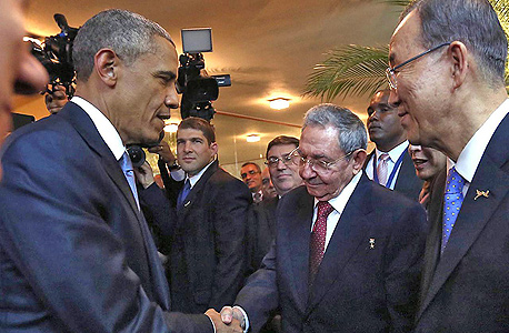 שני מימין נשיא קובה ראול קסטרו ונשיא ארה"ב ברק אובמה