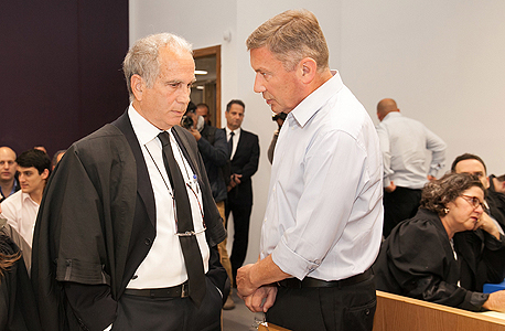 נוחי דנקנר (מימין) ופרקליטו עו"ד גיורא אדרת בבית המשפט