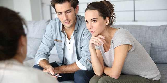 זוג צעיר: השאלות שכדאי לשאול לפני שאתם מחליטים לקנות דירה