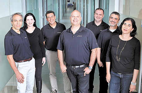 מייסד אופטימל+ דן גלוטר (במרכז) ועובדי החברה. 20 מיליארד שבבים בשנה