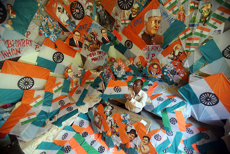 אספן עפיפונים הודי, המציג את העפיפונים המסורתיים , צילום: אי פי איי