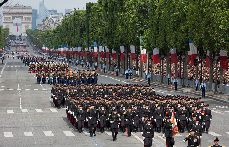 כוחות רגליים של צבא צרפת בתהלוכה שבשדרות השאנז