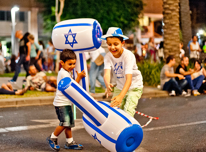 ילדי תל אביב חוגגים את יום העצמאות, צילום: יובל חן