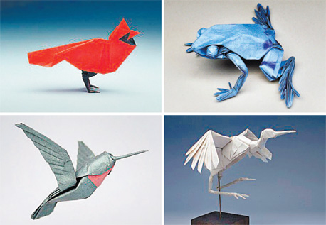 יצירות אוריגמי שמבוססות על האלגוריתם של לאנג. הצפרדע מוצגת במוזיאון יפו 