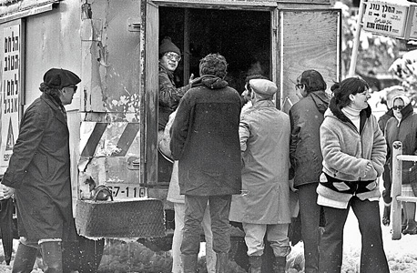 תור למשאית לחם של אנג'ל בירושלים המושלגת, 1973