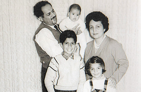עם ההורים ויקי ודני ואחיו הגדולים אריק ואתי, 1959, רפרודוקציה: תומי הרפז