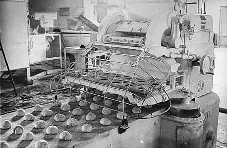 פס ייצור לחמניות, 1963, צילום: דוד רובינגר