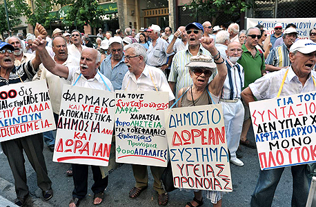 קשישים ביוון מפגינים בדרישה לטיפול רפואי חינם. מגנוס: "יוון כבר לא יכולה לשלם את הפנסיות שלה, ומדינות אחרות עלולות להיקלע למשברים דומים"
