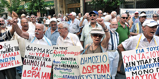 קשישים ביוון מפגינים בדרישה לטיפול רפואי חינם. מגנוס: "יוון כבר לא יכולה לשלם את הפנסיות שלה, ומדינות אחרות עלולות להיקלע למשברים דומים", צילום: אי אף פי
