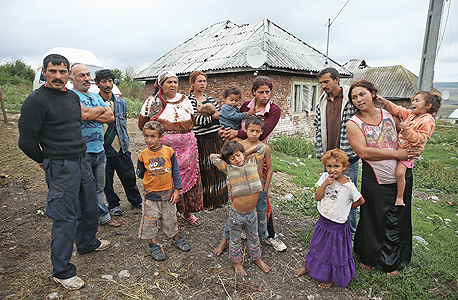 משפחה של בני רומה באחד מכפרי המוצא שלהם ברומניה. גם במדינות המוצא הם סובלים מאפליה קשה ומשיעור אנלפביתיות ואבטלה גבוהים