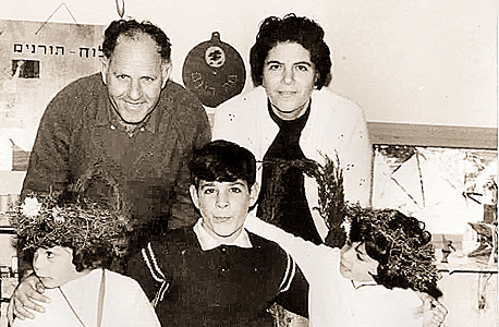 1969. איציק צאיג, בן 13 (במרכז), עם הוריו מזל ומרדכי ואחיותיו תמר והדס, בנות 5, בצפת