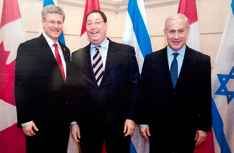 ג'ייקובסון בפרלמנט הקנדי עם ראש הממשלה המקומי סטיבן הרפר וראש ממשלת ישראל בנימין נתניהו, 2010 