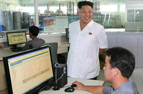קים ז'ונג און מסתכל על אזרח צפון קוריאני גולש באינטרנט