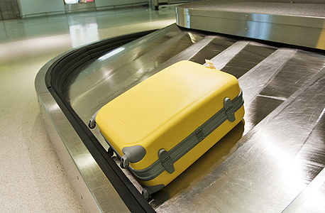 מזוודה נמל תעופה שדה תעופה חופשה חו"ל, צילום: שאטרסטוק