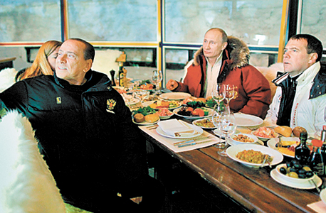 ולדימיר פוטין סילביו ברלוסקוני ארוחה, צילום: אי פי איי
