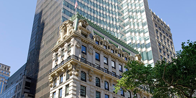 נכסים ובניין בוחנת מכירה של 49% מבניין HSBC