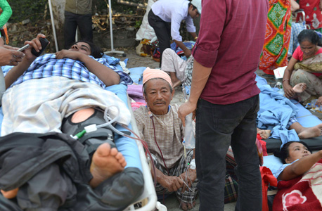 פצועים בקטמנדו, צילום: אי אף פי