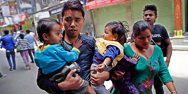 רעש בעוצמה 7.3 בנפאל: מאות נפגעים, דיווחים על הרוגים