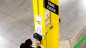 שעון נוחכות לעובדים באמזון, צילום: רויטרס
