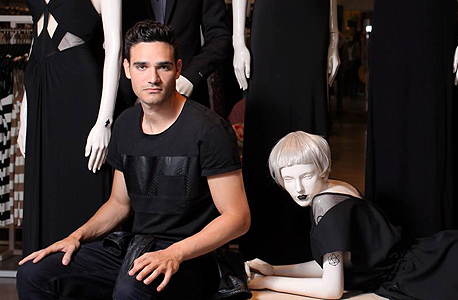 ליבנה על רקע שמלות מהקולקציה ליבנה על רקע שמלות מהקולקציה