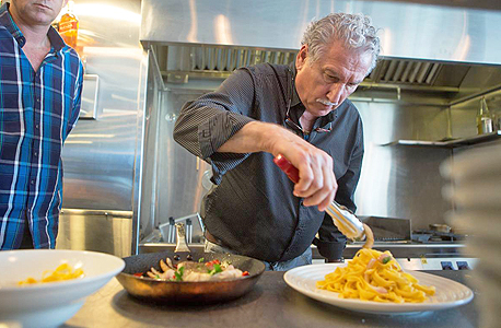 ישראלוביץ' במבטבח של אידי בלאונרדו. "כל הסיפור הוא שאני לא עובד עם חמאה אלא עם שמן זית"