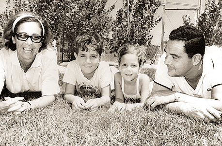 1967. מיקי חיימוביץ' (5, במרכז) עם אחיה דן (8) ואביהם ארנולד ואמם סימון, בקאנטרי קלאב תל אביב
