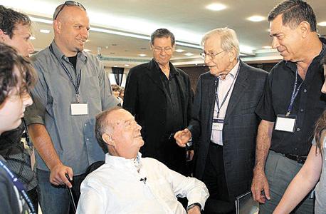 נעם לאוטמן (משמאל) עם אביו דב (בכיסא הגלגלים), חיים יבין ואלי הורביץ. "החלוקה היא לא בין דור ישן וחדש, אלא בין יוצרים לפיננסיירים"