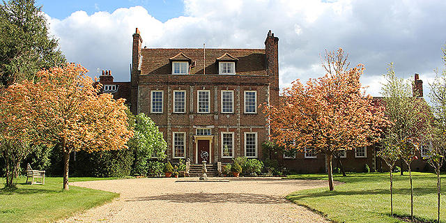 בית הלורדים: האחוזה של ליידי ויאולט מ&#39;דאונטון אבי&#39; עומדת למכירה ב-6.1 מ&#39; ד&#39;