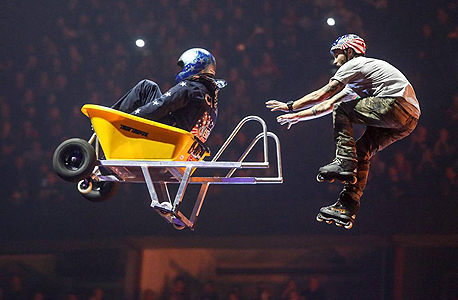 Nitro Circus בפעולה. מזנקים באוויר