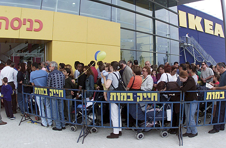 אנשים עומדים ב תור ל כניסה לחנות איקאה, צילום: מאיר פרטוש