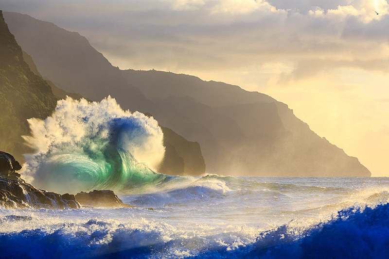 גלים המתרסקים על הסלעים בחוף נא פאלי בהוואי, צילום: Lee Scott