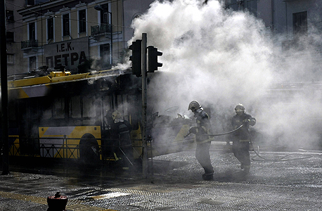 הפגנת אנרכיסטים בסוף השבוע באתונה. לא רוצים ולא יכולים לשלם את החוב