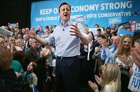 דיוויד קמרון נואם בעצרת לקראת הבחירות בבריטניה